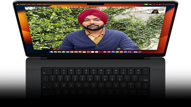 Imagen de una videollamada FaceTime en un MacBook Pro.